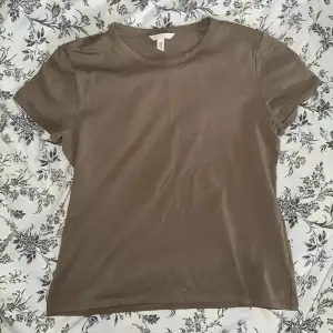 Jättefin och otroligt skön gråbeige t-shirt/babytee, knappt använd så väldigt bra skick, XL men passar L också