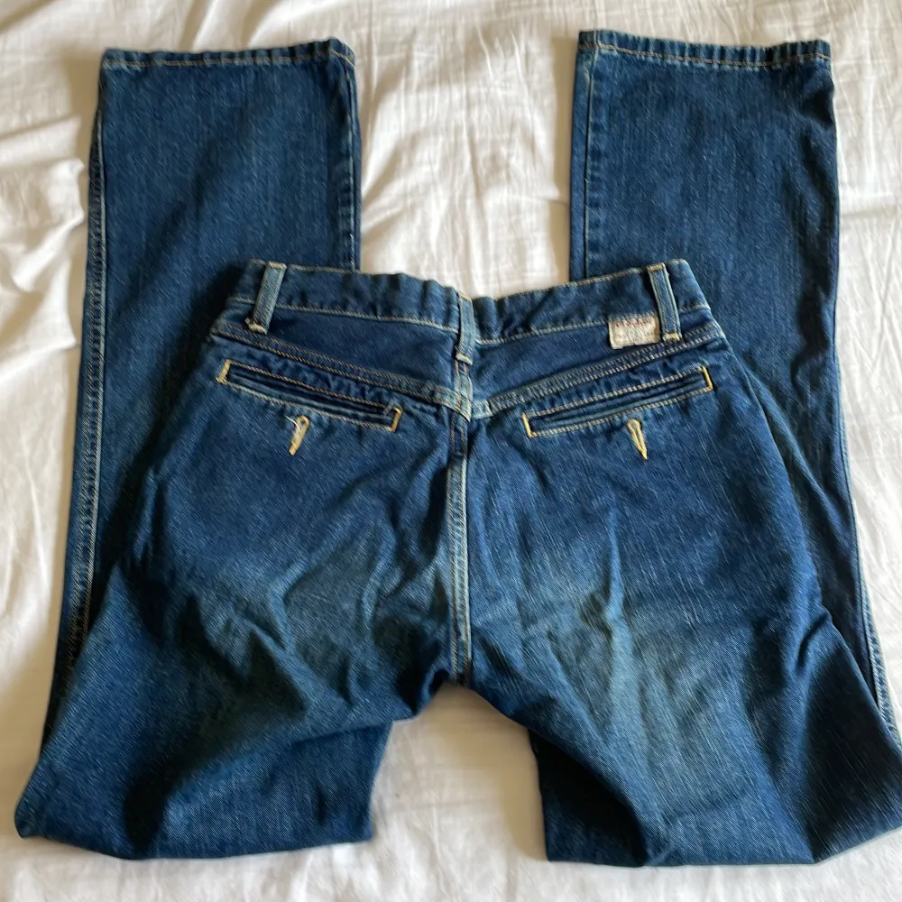 Ett par jättesnygga low waist jeans som inte kommer till användning! Jag är typ 171 och byxorna går nästan till marken❤️ . Jeans & Byxor.