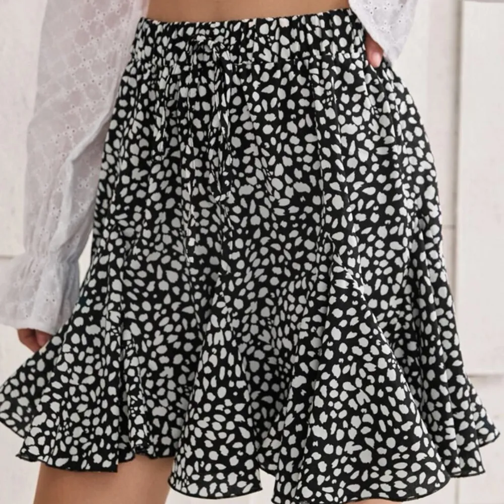 En kjol som aldrig kommit till användning men är i mycket bra kvalitet med flera lager så den ser väldigt fin och lyxig ut🌟Perfekt längd!. Kjolar.
