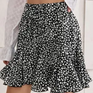 En kjol som aldrig kommit till användning men är i mycket bra kvalitet med flera lager så den ser väldigt fin och lyxig ut🌟Perfekt längd!
