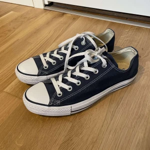 Mörkblå Converse All Stars - Storlek 41, använt ett fåtal gånger men de är i nyskick. 