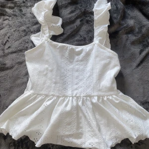 Topp - Super söt topp från SHEIN som används få gånger🌟Jag har sytt dit ett under tyg vid brösten då den innan va ihålig. Inget som syns utanpå bara fixat så den inte är ihålig längre vid brösten🌟