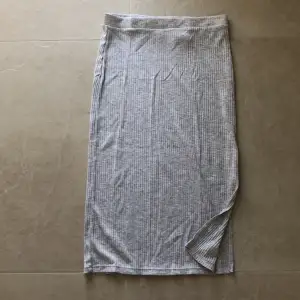 Lång kjol som är från h&m❤️ säljer pågrund utav att den är lite stor för mig❤️❤️ ( den har slit på en sida❤️)
