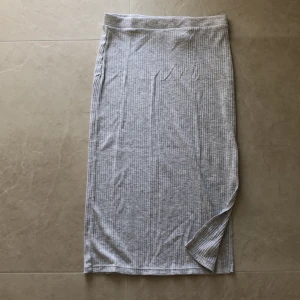 Lång kjol  - Lång kjol som är från h&m❤️ säljer pågrund utav att den är lite stor för mig❤️❤️ ( den har slit på en sida❤️)