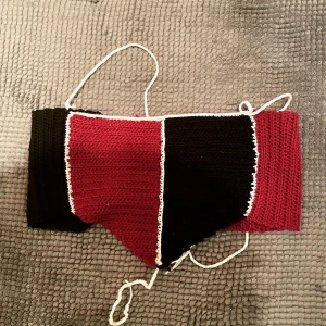 Virkad korsett-top - Säljer denna virkade topp som passar bra både i varmare och kallare väder! Kan virka i flera andra färger på beställning ☺️  75% bomull, 25% polyester Tvättas på 30°, får ej strykas