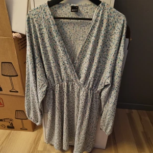 Blommig klänning  - Långärmad blommig klänning i bra skick 