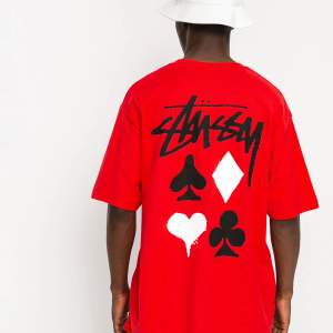 Stussy t-shirt som inte längre används, färgen är mest som första bilderna. Storlek L och perfekt storlek för oversized.   Har en liten prick snett under trycket på framsidan som knappt syns.