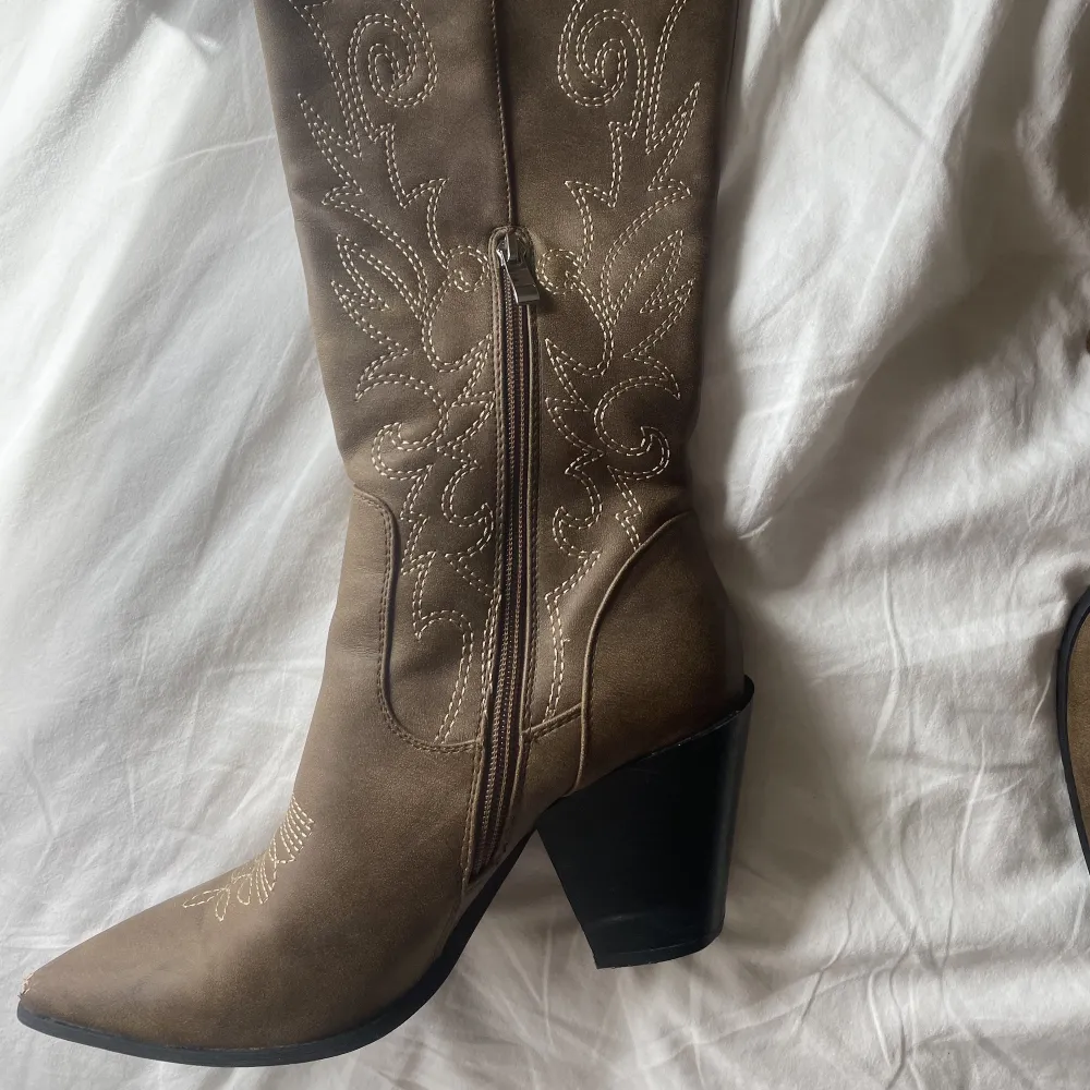 Super fina cowboy boots jag köpte för lite mer en ett år sedan inför min student. Lite slitna i tårna (se bild) men annars inga slitningar. Skor.