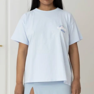 djerf avenue tshirt!  - säljer min djerf avenue t-shirt i jättebra skick, slutsåld och nypris 799kr, använd köp nu!❤️