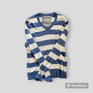 Randig tjocktröja - En fin blå och grå randig tröja från Abercrombie & Fitch. 80% bomull, 20% ull. Otroligt mjuk och skön!  