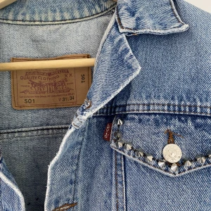 Jeansjacka - Jättefin ljusblå Levis jeansjacka! Med nitar på fickorna och i sidan🩵🩵🩵
