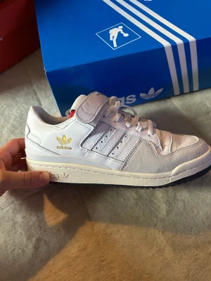 Adidas Forum Low - Stl 38 1/3  Använda en endaste gång. Inte min stil. 