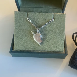 ”You and me” halsband - Vill kolla om det är någon som skulle vilja byta något från maria nilsdotter mot mitt silvriga halvhjärta av ”you and me” halsbandet.💕(bara ena halva) Den är i fint skick och längden på kedjan är 45.❤️ Box ingår inte