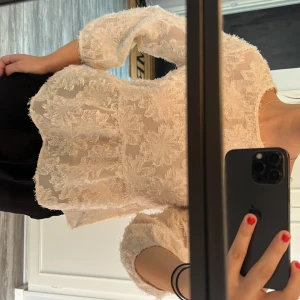 Blus - Gullig blus i en puder rosa färg med fransigt material. Använd fåtal gånger och just nu ligger den bara å väntar på att bli använd! 