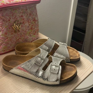 Tofflor - Supersöta silvriga tofflor från Bianco. Använda men fint skick! 💖