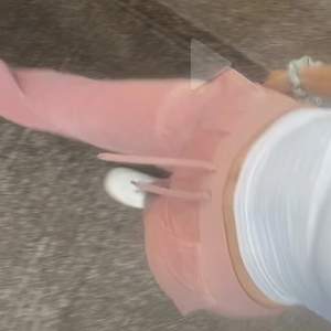 Säljer rosa juicy byxor eftersom för stora för mig, stolek xs, kan skicka fler bilder vid intresse!❣️