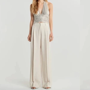 Linnebyxor Gina Tricot storlek 36 - Offwhite / beigea linnebyxor från Gina Tricot. Storlek 36 men tyvärr för små för mig som är en 38a, därav sitter de ej optimalt på mig på bilderna. Passar en 34/36a. Långa i modellen, jag är 169 och är för långa.  Aldrig använda, prislappen kvar. 