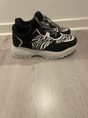 Sneakers  - Sneakers använda 3-4 ggr storlek 38 
