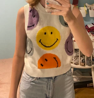 Stickad vest - Stickad vest med smileys på