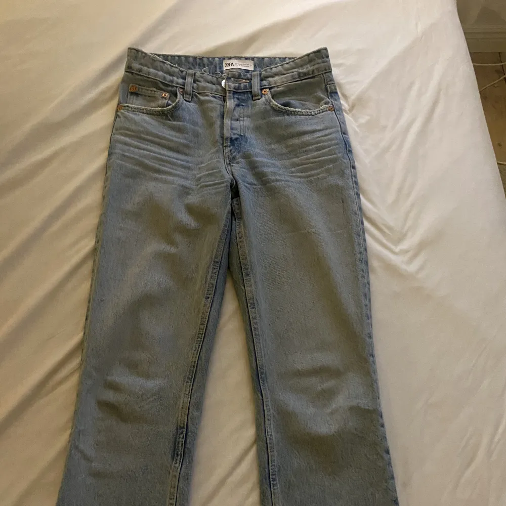 ett par ljusblå jeans från zara, midwaist. använda ganska mycket men inte synligt på. skriv för bilder på❤️. Jeans & Byxor.