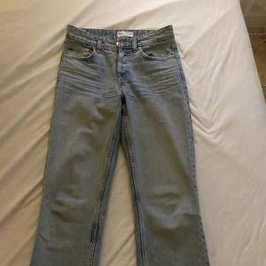 ett par ljusblå jeans från zara, midwaist. använda ganska mycket men inte synligt på. skriv för bilder på❤️