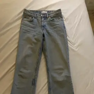 ett par ljusblå jeans från zara, midwaist. använda ganska mycket men inte synligt på. skriv för bilder på❤️