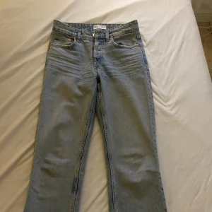 zara jeans midwaist ljusblå - ett par ljusblå jeans från zara, midwaist. använda ganska mycket men inte synligt på. skriv för bilder på❤️