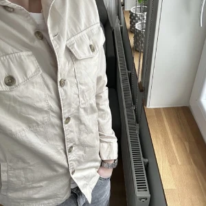 Overshirt - Snygg Overshirt från East West. Skick som ny! Perfekt till kallare sommardagar eller till hösten! Pris kan diskuteras🪐