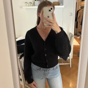 Svart kofta i Alpca wool från Other Stories - Säljer denna fina kofta i alpaca wool i svart från Other Stories. Använd ett ental gånger men i fint skick. Köparen står för frakt.