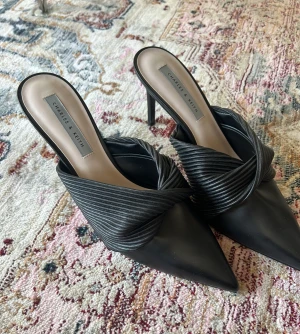 Klackar - Superfina oanvända mules klackar!! Helt oanvända då dom kom för sent, men sjukt snygga m fina detaljer! I faux leather med 8cm klack🤩 bra kvalite syns. dom är verkligen riktigt sköna för att vara ett par klackar 👠☺️ köpta för ca 1200kr med frakt och tull!