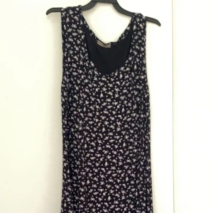 Fest klänning  - Storlek M. Använd några gånger annars bra skick. Saknas ett midjeband! 