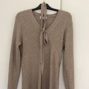 Brun klänning - Denna klänningen är storlek XL och den är bara använd 1 gång så den är i bra skick. Nått mer skriv ❤️