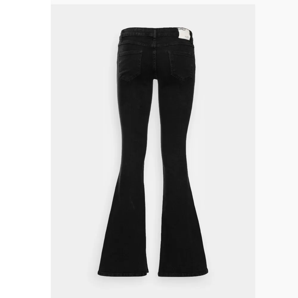 Säljer mina super fina lågmidjade jeans från Only då dem inte längre används pga att dem är för små. Dem är i jättebra skick och har inga defekter.💞Köpte dem för 469kr och säljer för 300kr💘Storlek - 26/30. Jeans & Byxor.