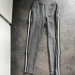 Zara kostymbyxa  - Zara kostymbyxa- endast testad. Otroligt snygga och snygga ränder. Stretchiga vid midjan, formar väldigt snyggt.   Nypris 429kr 