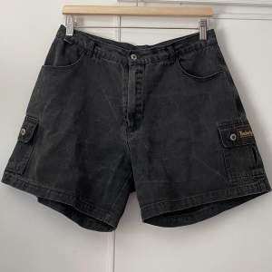 Gråa jeansshorts från Timberland💛 6 fickor! Ca stl M-L dam/ 32 herr. Toppenskick✅ Säljer eftersom dem är förstora