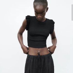 Populär zara topp - Trendy zara tröja som är helt ny och har frf prislappen kvar! Finns ej i butik längre.  Skriv för fler bilder💕