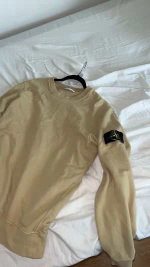 Stone island  - Stone island tröja som ny typ asså storlek L men passar även M skulle jag säga.  Köpt för 2800 kr tror jag