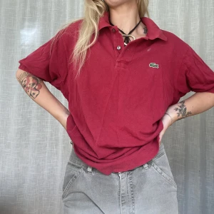 Lacoste polo  - Lacoste polo! Vintage skick!   Jag är vanligtvis en storlek s och 164cm lång. Glöm ej mina andra annonser 💌