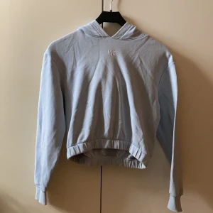Ljusblå hoodie med NYC text - Säljer denna snygga ljusblå hoodie med nyc text  pga att den inte passar längre. Änvänd några få gånger & är i bra skick! 