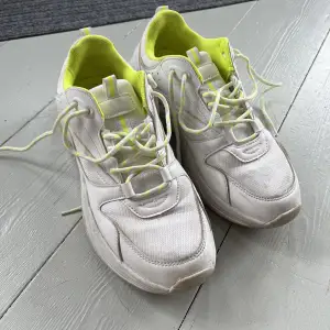 Säljer ett par vita sneakers från Ellos. Skorna säljs smutsiga då jag ej orkar tvätta de innan försäljning. Dessa skor är knappt använda, då jag märkte väldigt fort att det inte passade min fot typ.