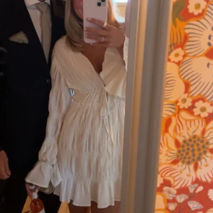 vit klänning  - säljer nu min fina studentklänning som bara är använd en gång 😢Från Moa Mattssons kollektion med NAKD. Köpte för 600kr 🪩🍸🫧
