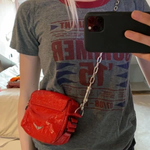 Röd zadig väska  - Säljer min fina zadig väska i jättebra skick!! (Lånad bild) Kan skicka egna bilder!! ❤️❤️