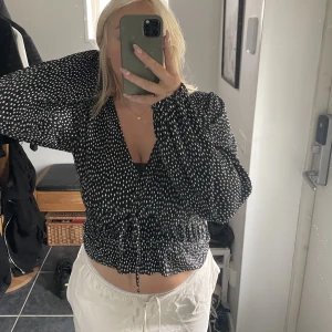 Zara blus  - Blus från zara i storlek M. Fint skick. 150 kr plus frakt 