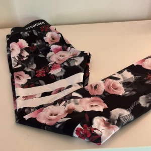 Stronger  - Stronger tights i storlek small från stronger. Oanvända men ingen prislapp kvar. Säljes pågrund av att jag inte kan skicka tillbaka. 