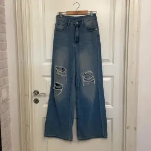Säljer dessa breda jeans då jag inte använder dom mer. Sitter jättebra i midjan och över rumpan och är bra i längden! 