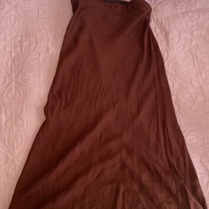 Brun maxikjol - En brun maxikjol, i väldigt gott skick. Använt cirka en gång. Kostar 100 kr+ frakt. Kan diskuteras 
