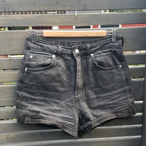 Svarta jeans shorts  - Shorts i bra skick Säljaren betalar för frakten 