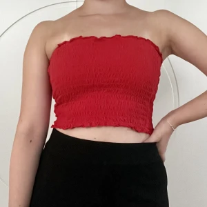 Röd tubtopp - En röd tubtopp från Urban Outfitters som varit en favorit länge men tyvärr inte kommer till användning längre. Superbekväm då materialet är väldigt flexibelt! Skulle säga att den passar en S-M 🌟