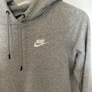 Nike tröja - Säljer min fina nike tröja då den inte kommer till användning, den är i super fint skick och är knappast använd.
