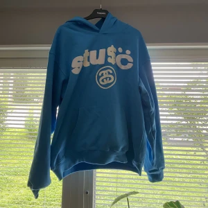 Stussy x cpfm hoodie - Säljer pga jag inte gillar den lika mycket som jag trodde, storlek M köpt av min polare på stussys hemsida förra året då den släpptes, använd typ 2 gånger. Har kvar stussy påsen och allt. Pris kan diskuteras vid snabb affär. 